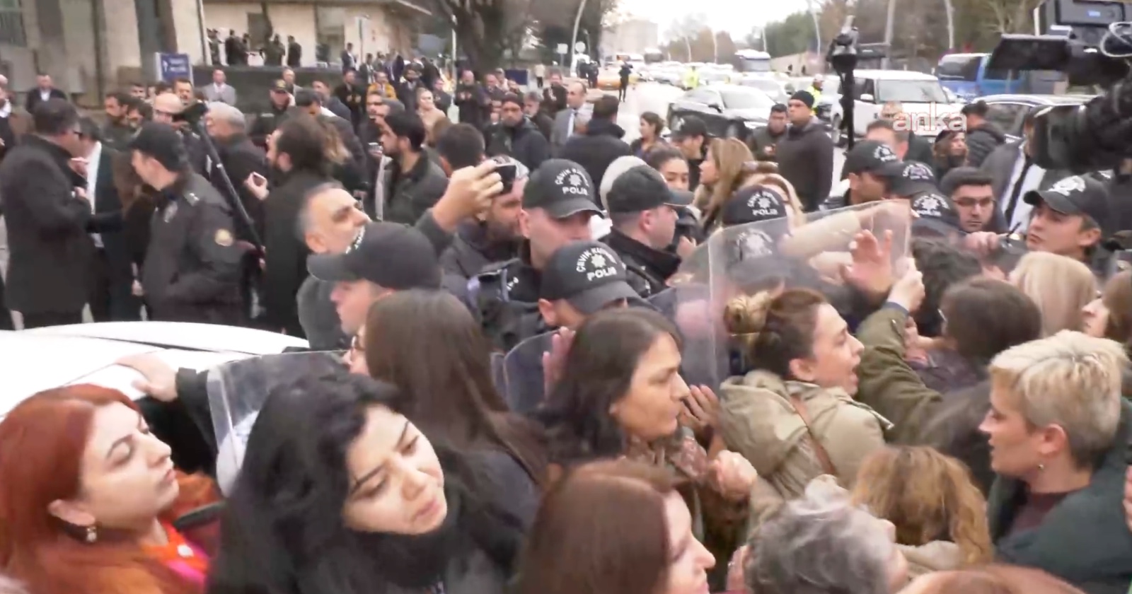 Çocuk istismarına karşı Meclis önüne gelen kadınlara barikat
