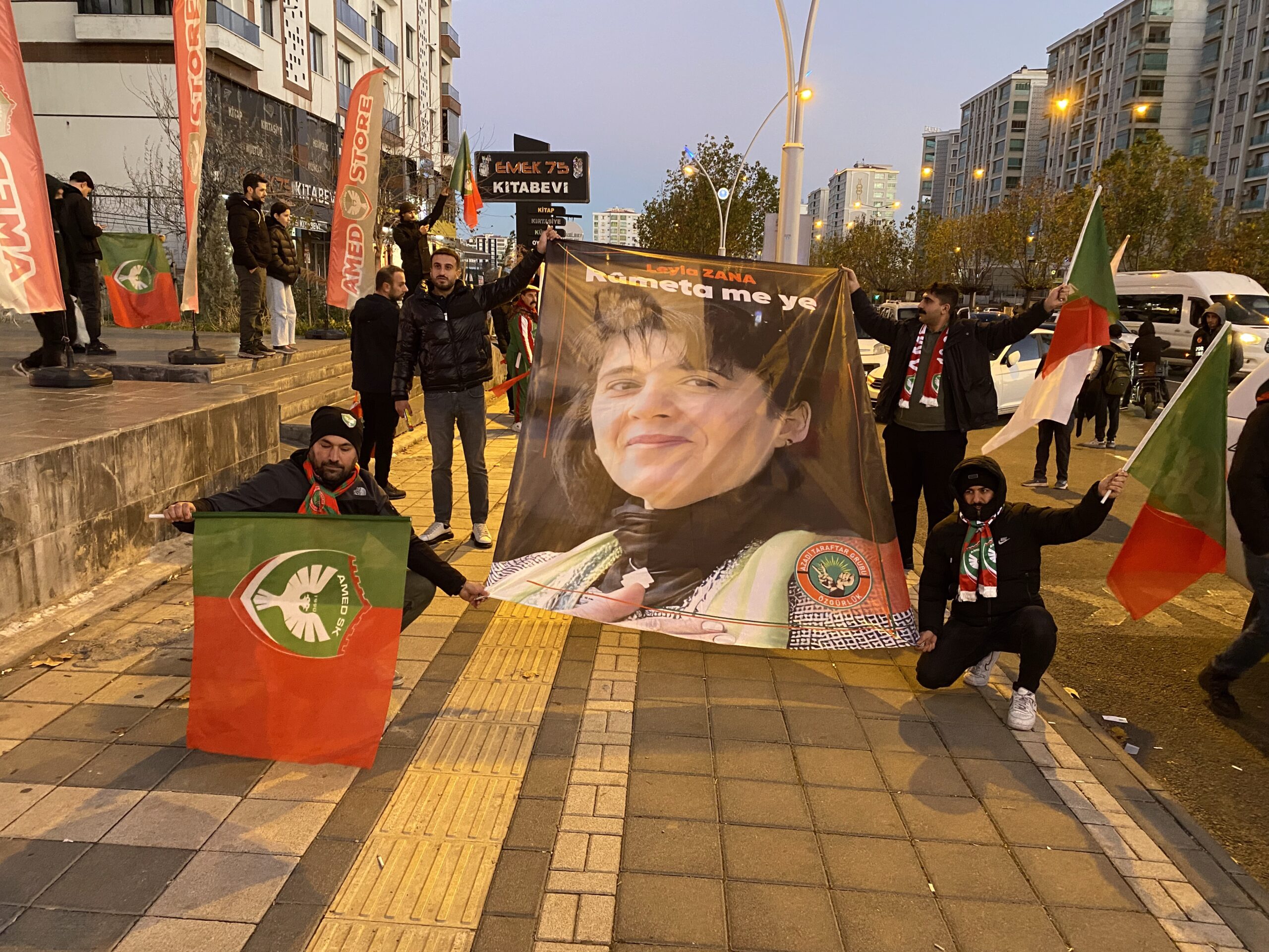 Amedspor-Iğdırspor maçı öncesi yürüyüş: ‘Leyla Zana onurumuzdur’