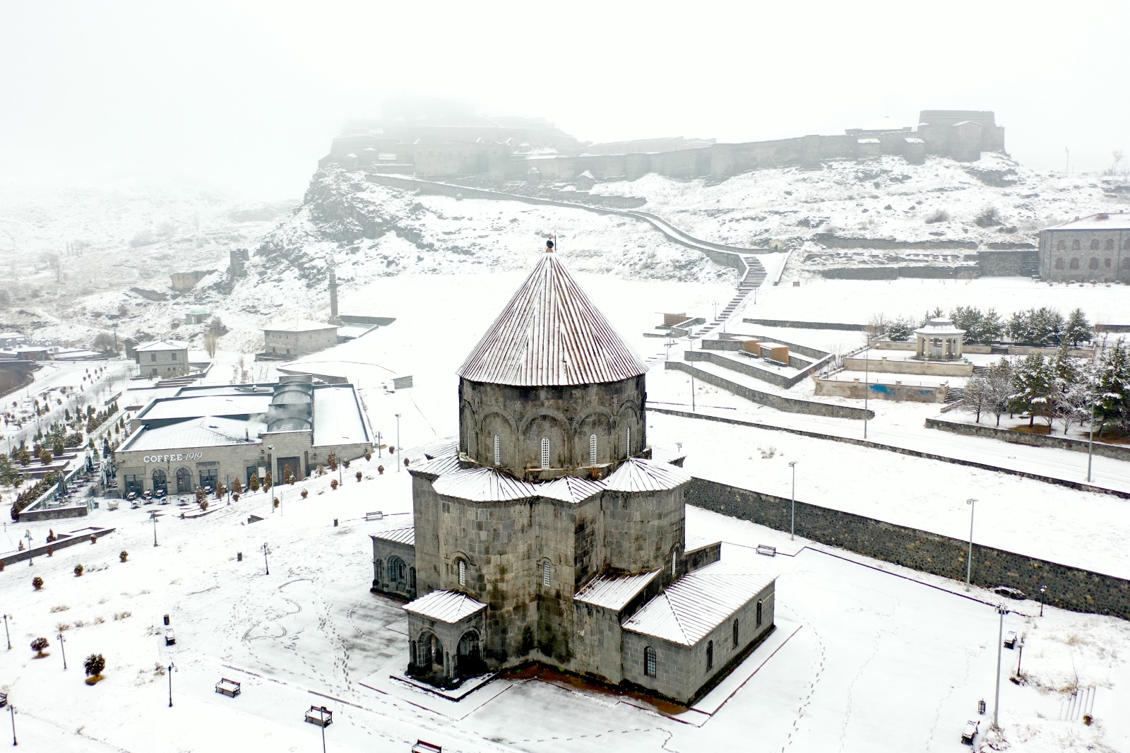 GALERİ: Kars’ta kar altında kalan tarihi yapıların kış güzelliği
