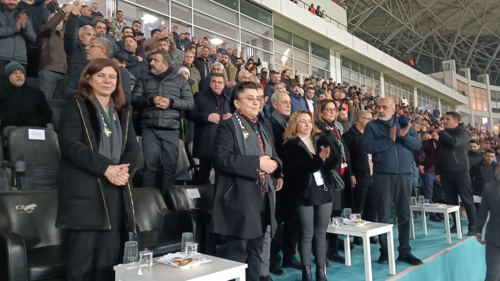 Amedspor-Iğdırspor maçı | Leyla Zana, tribündeki yerini aldı