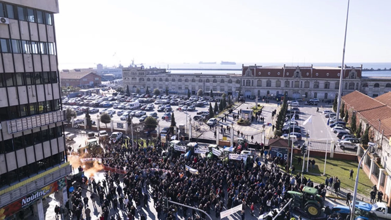 Yunanistan’da çiftçi protestoları: Selanik Limanı ulaşıma kapandı
