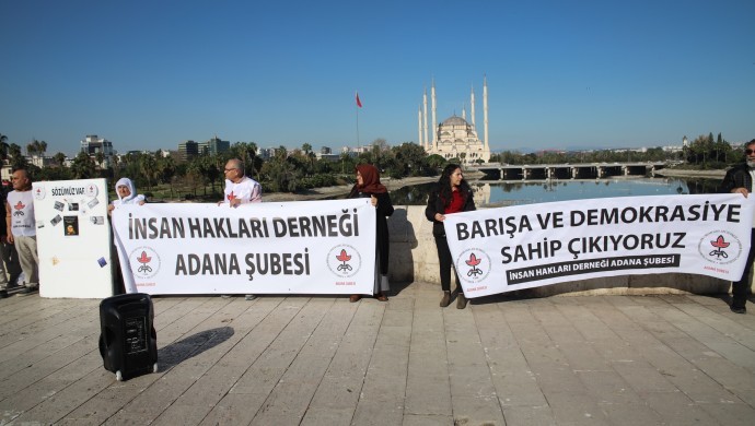 Adana’da barış için insan zinciri