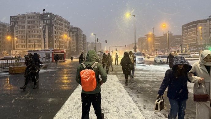 Diyarbakır’a mevsimin ilk karı düştü