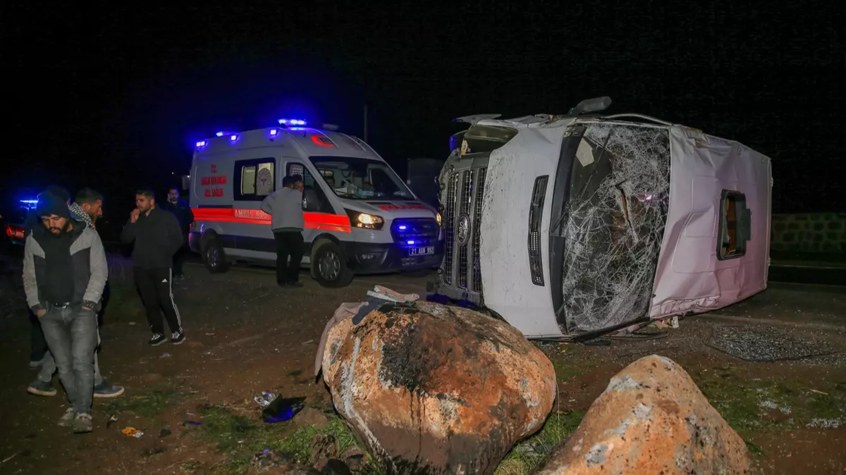 Diyarbakır’da işçi minibüsü devrildi: 16 kişi yaralandı