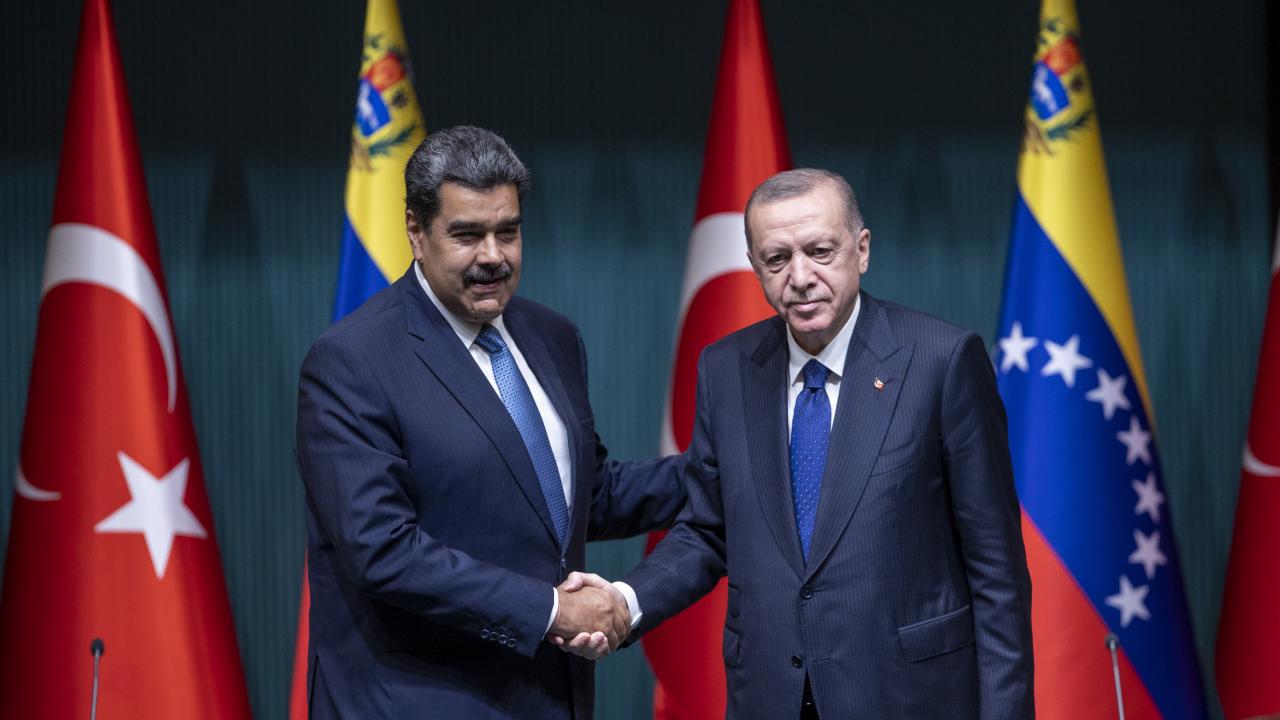 Erdoğan ve Maduro telefonda görüştü: Diyalog kanalları açık tutulmalı