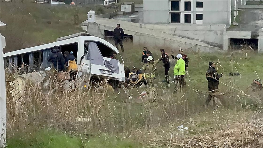 Esenyurt’ta servis midibüsü devrildi: 4 kadın işçi hayatını kaybetti