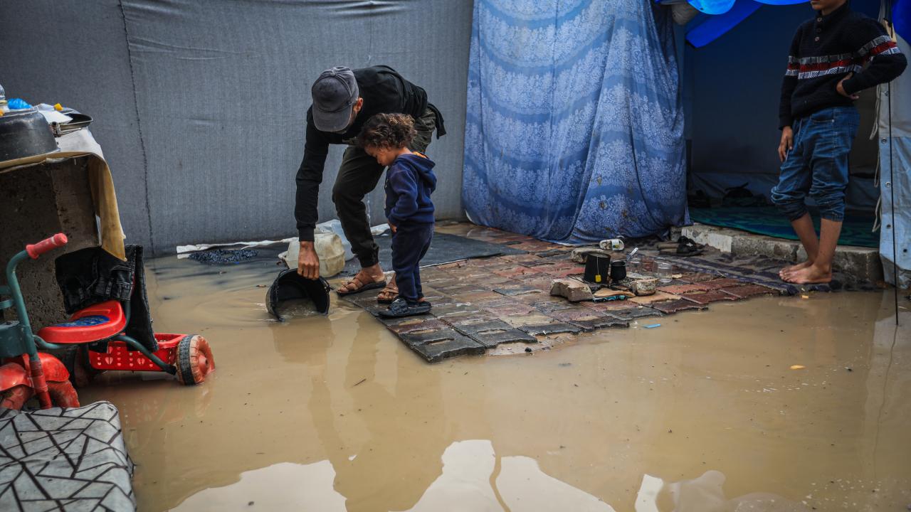 Gazze sele teslim: Binlerce çadır ve Şifa Hastanesi sular altında kaldı