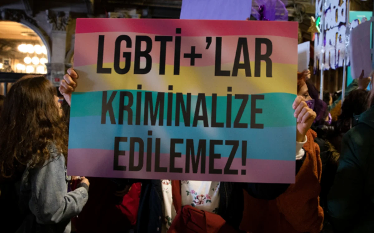 Gerekçe müstehcenlik: İzmir’de Genç LGBTİ+ Derneği kapatıldı