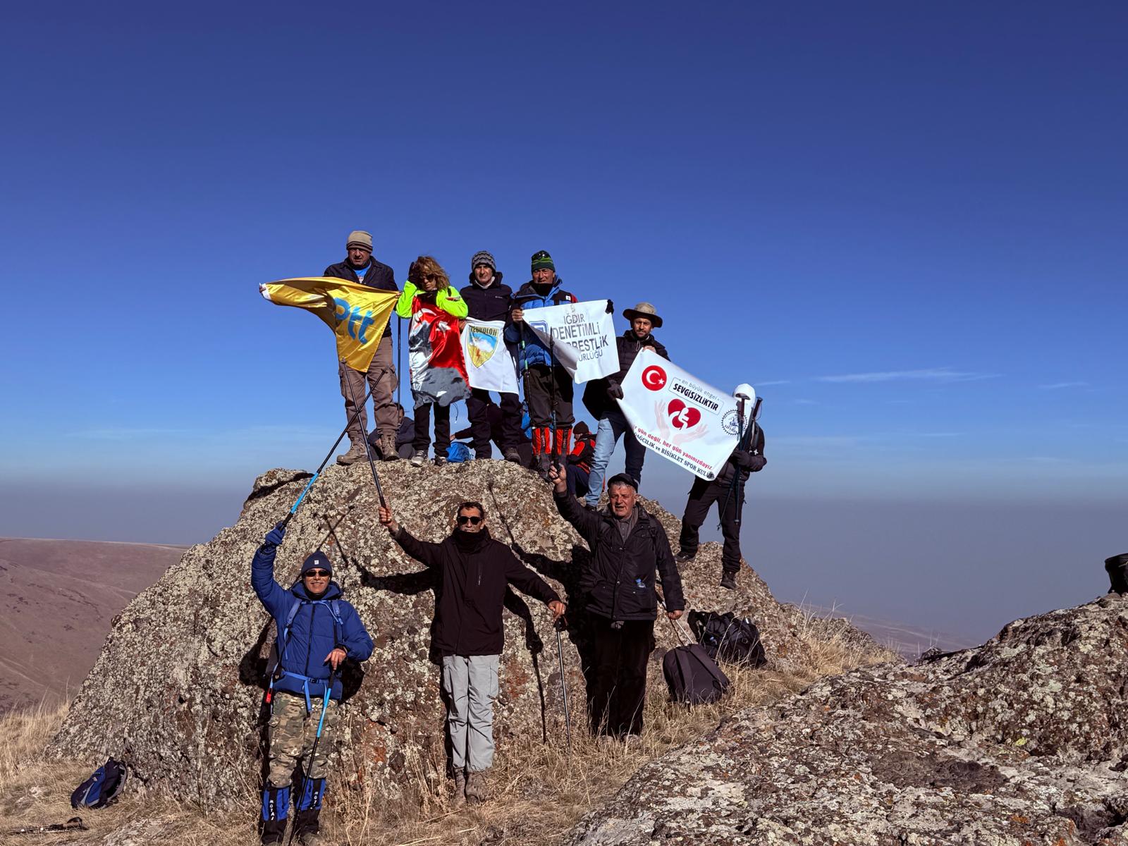 3 Aralık Dünya Engelliler Günü: Iğdırlı dağcılar Köroğlu Kalesi’ne tırmandı