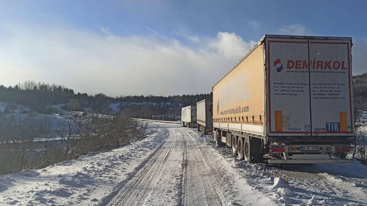 Kar yağışı nedeniyle Ilgar Geçidi kapandı: Çok sayıda TIR yolda kaldı