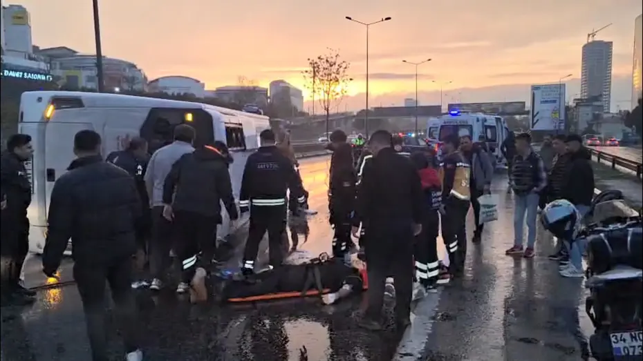 Maltepe’de servis minibüsü devrildi: 2’si ağır 5 yaralı