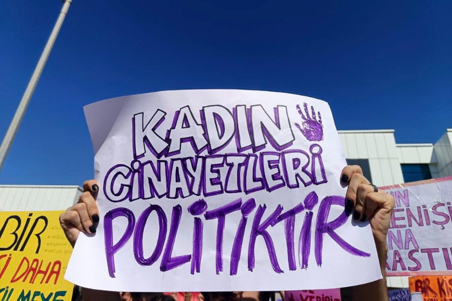 Boşanma aşamasında olduğu kadını öldürmek için gittiği binada başka bir kadını öldürdü