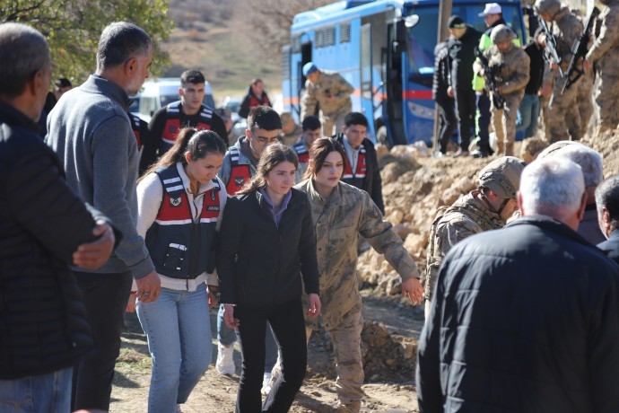 Ailesinden 4 kişiyi kaybeden tutuklu Rukiye Fidan taziyeye götürüldü