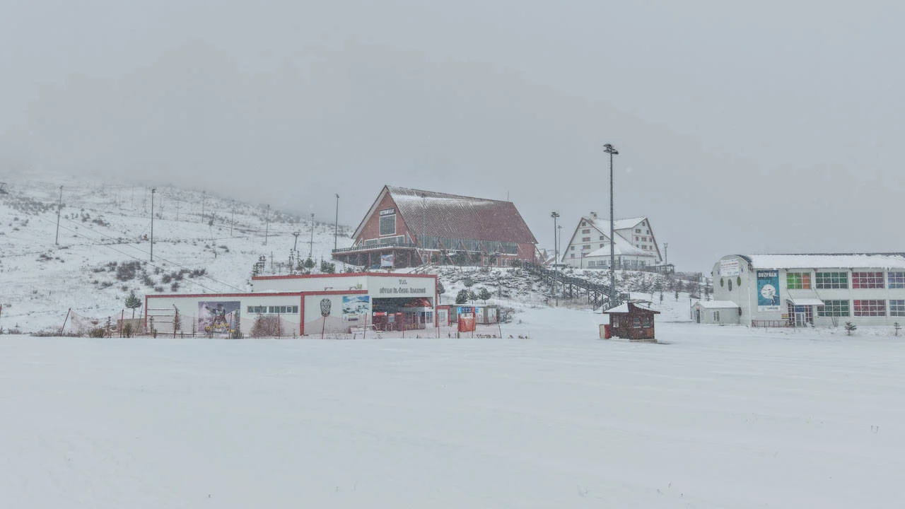 Elazığ ve Sivas’ta kar yağışı: 239 köy yolu ulaşıma kapandı
