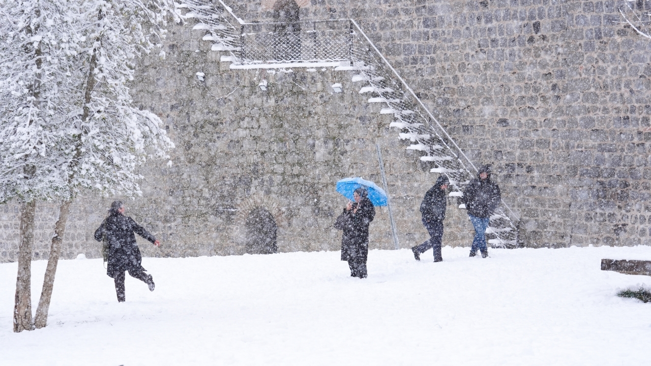 Diyarbakır’da kar yağışı: Tüm uçuşlar iptal edildi, otobüs seferleri durduruldu