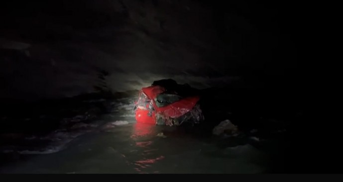 Hakkari’de bir araç Zap Suyu’na yuvarlandı