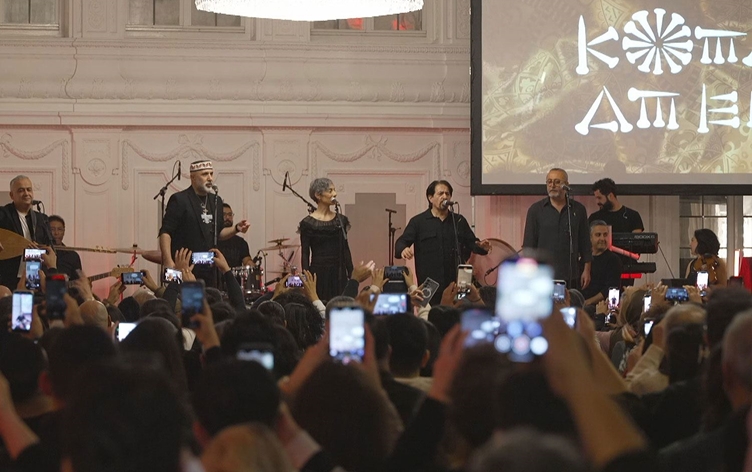 Koma Amed Stuttgart konserinin gelirini Şengal’deki Êzidîler için bağışladı