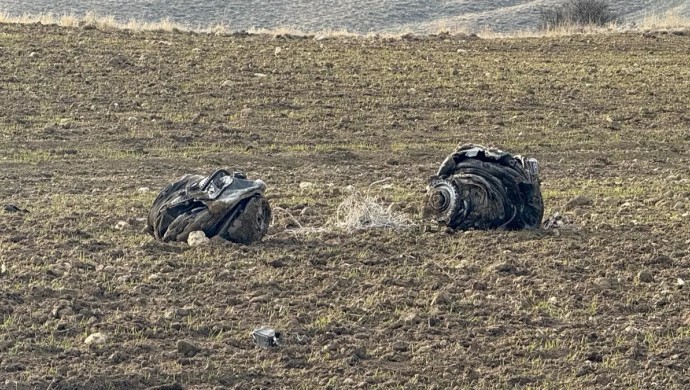 Libya heyetini taşıyan jete ilişkin yeni detaylar güncel11:35 25 Aralık 2025| img ANKARA – Türkiye’yi ziyaret eden Libya Genelkurmay Başkanı Orgeneral Muhammed Ali Al-Haddad ve heyetinin de bulunduğu özel jetin Haymana Kesikkavak’a düşmesine ilişkin yeni gelişmeler yaşandı.   Türkiye’yi ziyaret eden Libya Genelkurmay Başkanı Orgeneral Muhammed Ali Al-Haddad ve heyetinin de bulunduğu özel jetin Ankara Haymana Kesikkavak köyünde düşmesi sonucu 8 kişi yaşamını yitirdi. Uçağın düşmesine ilişkin yürütülen soruşturma ve çalışmalar kapsamında yeni gelişmeler yaşandı. Libya’dan gelen heyet ve Türkiye’de görevlendirilen birimlerin yaptığı ortak çalışmalar sonucunda pilotun arızayı tespit ettikten sonra kule ile iletişim kurduğu ve Esenboğa Havalimanı’na acil iniş yapmak için uğraştığı açıklandı. Heyetin ve soruşturmada yer alan birimlerin yaptığı açıklamalara göre; Arızayı tespit eden pilotun kuleye haber vermesiyle uçağın düşmesi arasında ise sadece iki dakika olduğu belirtilirken, pilot ile kule arasında geçen diyalog da kamuoyuna yansıdı.   Kule ile yapılan temasın ardından Esenboğa Havalimanı’nda bulanan uçaklar pisten çekilerek pist boşaltıldı. Ardından iniş ve kalkışlara kapatılan havalimanına yaklaşan uçaklar ise Kayseri ve Konya’ya yönlendirildi. Havalimanı arıza yapan uçağın iniş yapmasına hazır hale getirilse de uçak saat 20.38 sularında radardan çıkıyor ve uçağın düştüğü İkizdere köylüleri o sırada büyük bir patlama sesi duyduklarını ve gökyüzüne bir anda bir alev topunun yükseldiğini belirttiler. O anda düştüğü anlaşılan uçağın bulunduğu alana giden arama kurtarma birimleri uçağın enkazını aramaya başlıyor.
