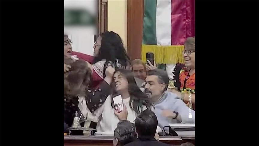 Meksika’da kent meclisi üyeleri birbirlerinin saçlarını çekerek kavga etti