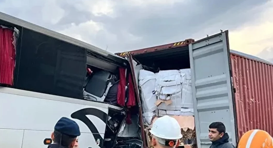 Osmaniye’de yolcu otobüsü, TIR’a arkadan çarptı: 6 kişi hayatını kaybetti, 11 yaralı