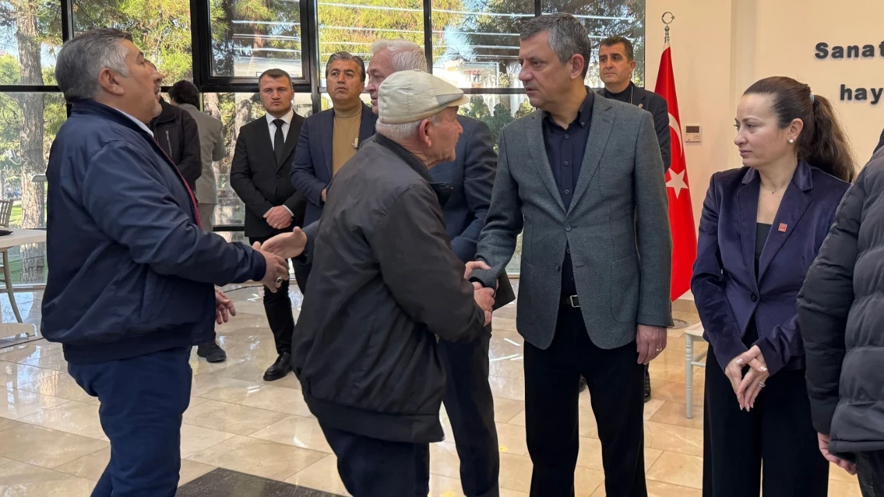 Özgür Özel, Gülşah Durbay’ın ailesi ile birlikte taziyeleri kabul etti