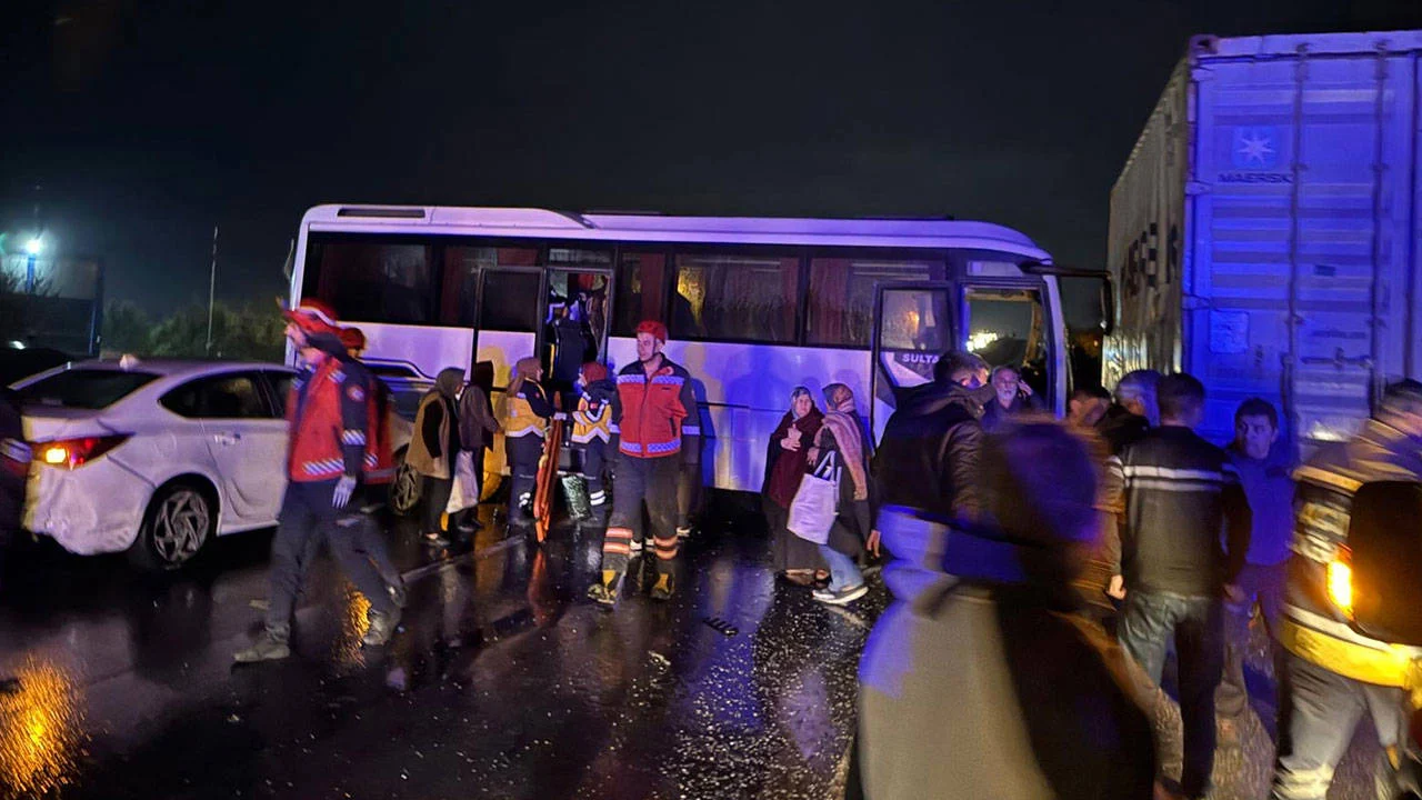 Sakarya’da zincirleme trafik kazası: 12 yaralı