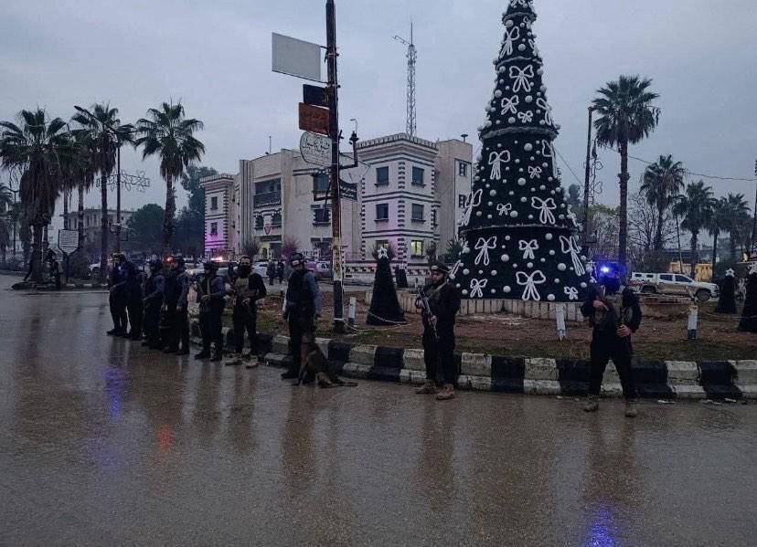 Suriye’de Noel ağaçlarına silahlı koruma