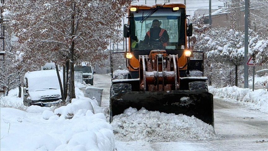 Yoğun kar yağışı: Van’da 102, Hakkari’de 70 yerleşim yeri ulaşıma kapandı