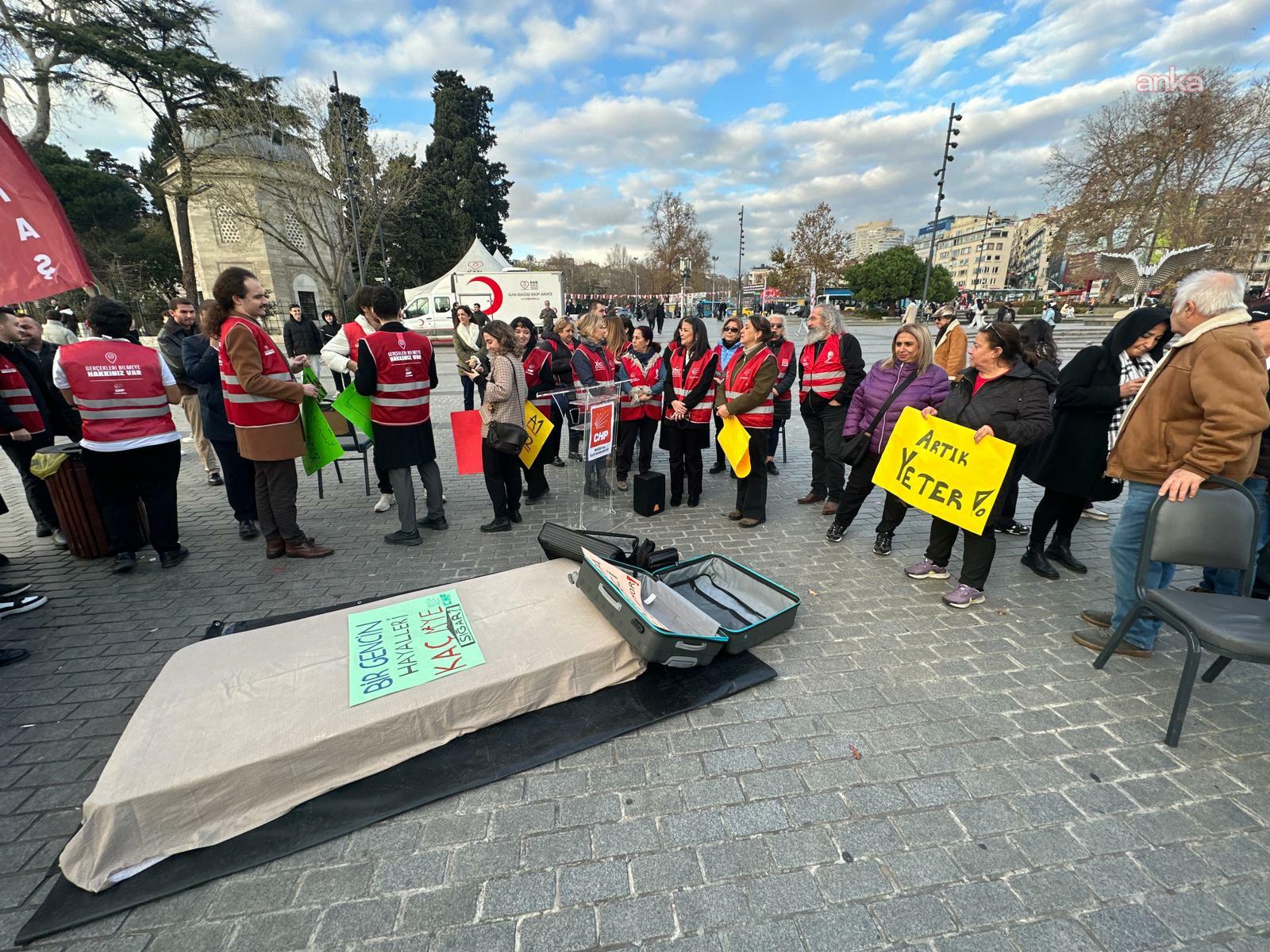 Öğrencilerin eylemi: Polis, yatak, bavul ve beslenme çantasına izin vermedi
