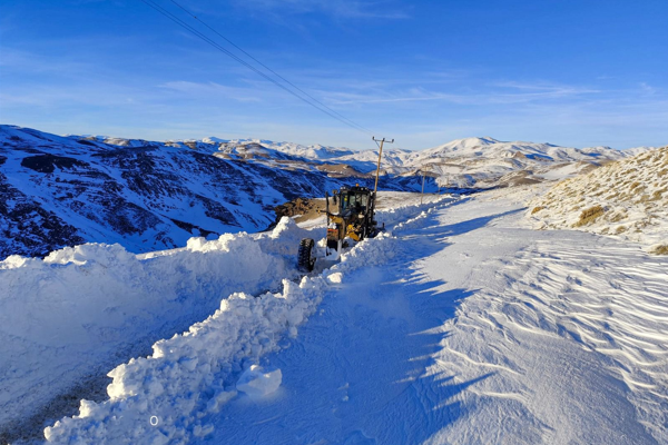 Van’da kar yağışı etkisini artırdı, 14 yerleşim yeri ulaşıma kapalı