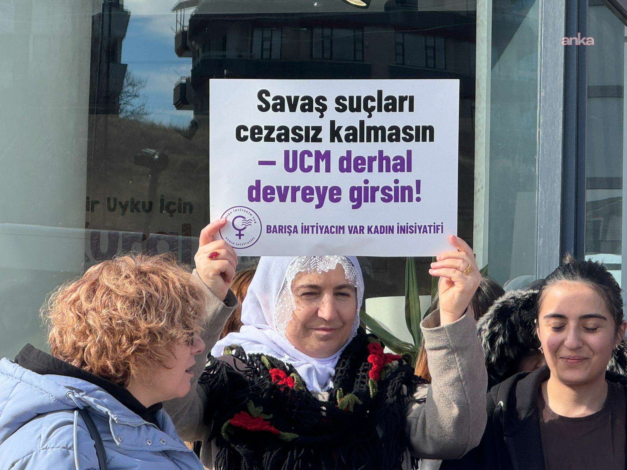 Kadınlar BM Ofisi önünde: Kadınların ve çocukların güvende olmadığı bir dünya dayatılıyor