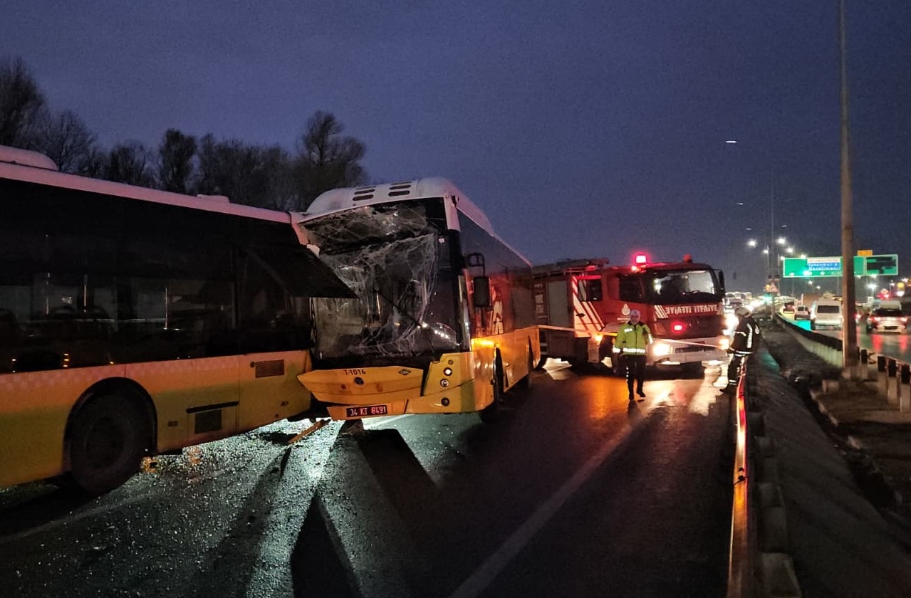 Başakşehir’de üç İETT otobüsü çarpıştı