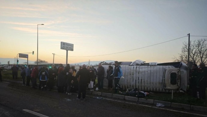 Aydın’da işçileri taşıyan servis devrildi: 16 yaralı