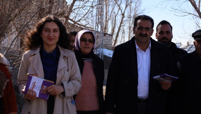 Malazgirt Belediye Eşbaşkanları gözaltına alındı: Gerekçe ‘saç örgülü pankart’