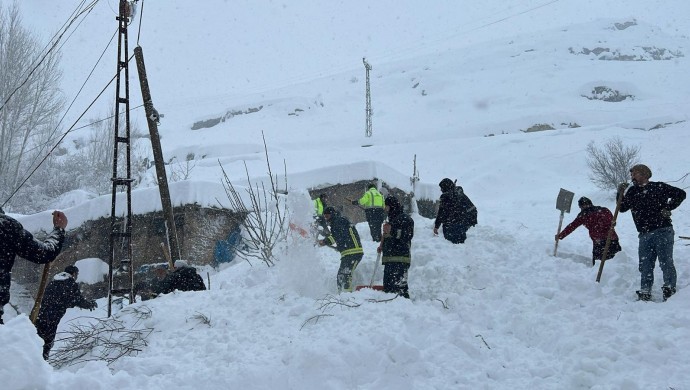 Van’da çığ altında kalan bir kadın ağır yaralandı: 22 ev tahliye edildi