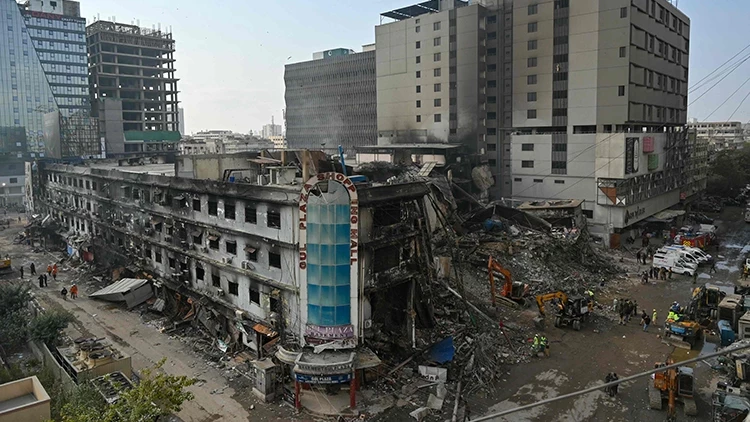 Pakistan’da AVM’de yangın: Can kaybı 60’a yükseldi