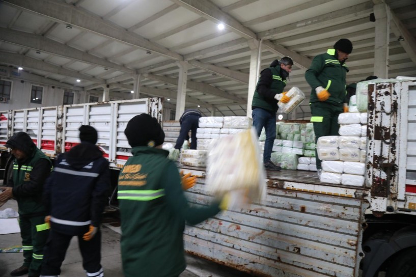 Diyarbakır’dan Kobani’ye 25 TIR: Su ve gıda malzemeleri yola çıktı