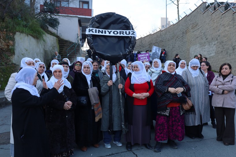 Barış Anneleri’nden ABD Konsolosluğu önünde siyah çelenkli protesto