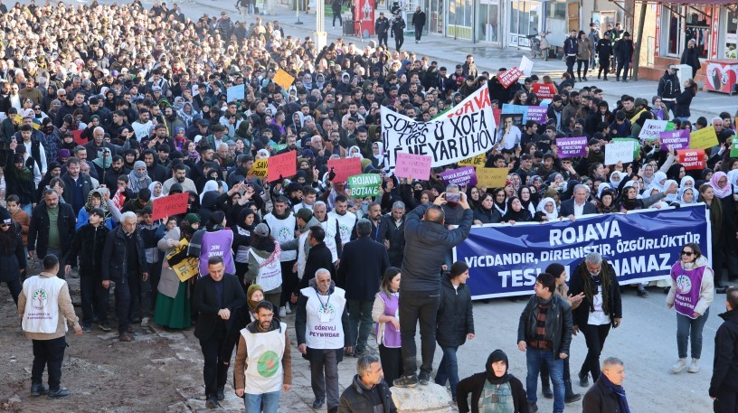 Binlerce yurttaş Kuzey ve Doğu Suriye için sokakta: ‘Rojava kırmızı çizgimizdir’