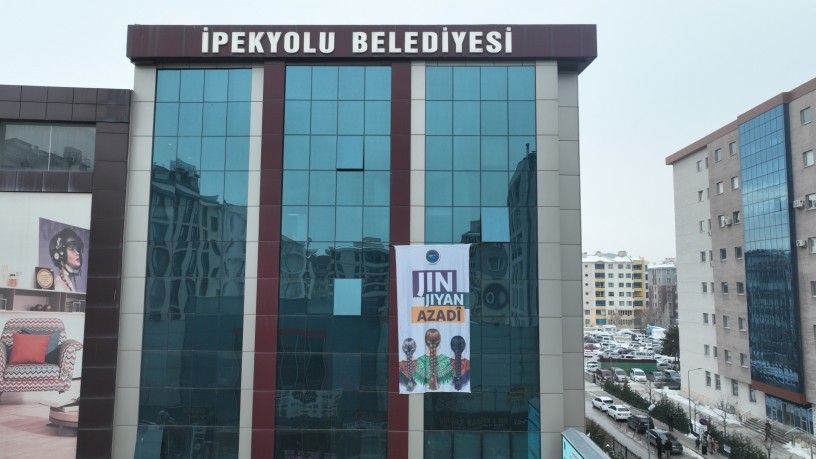 Belediyelerin astığı ‘saç örgülü kadın’ pankartlarına el konuldu