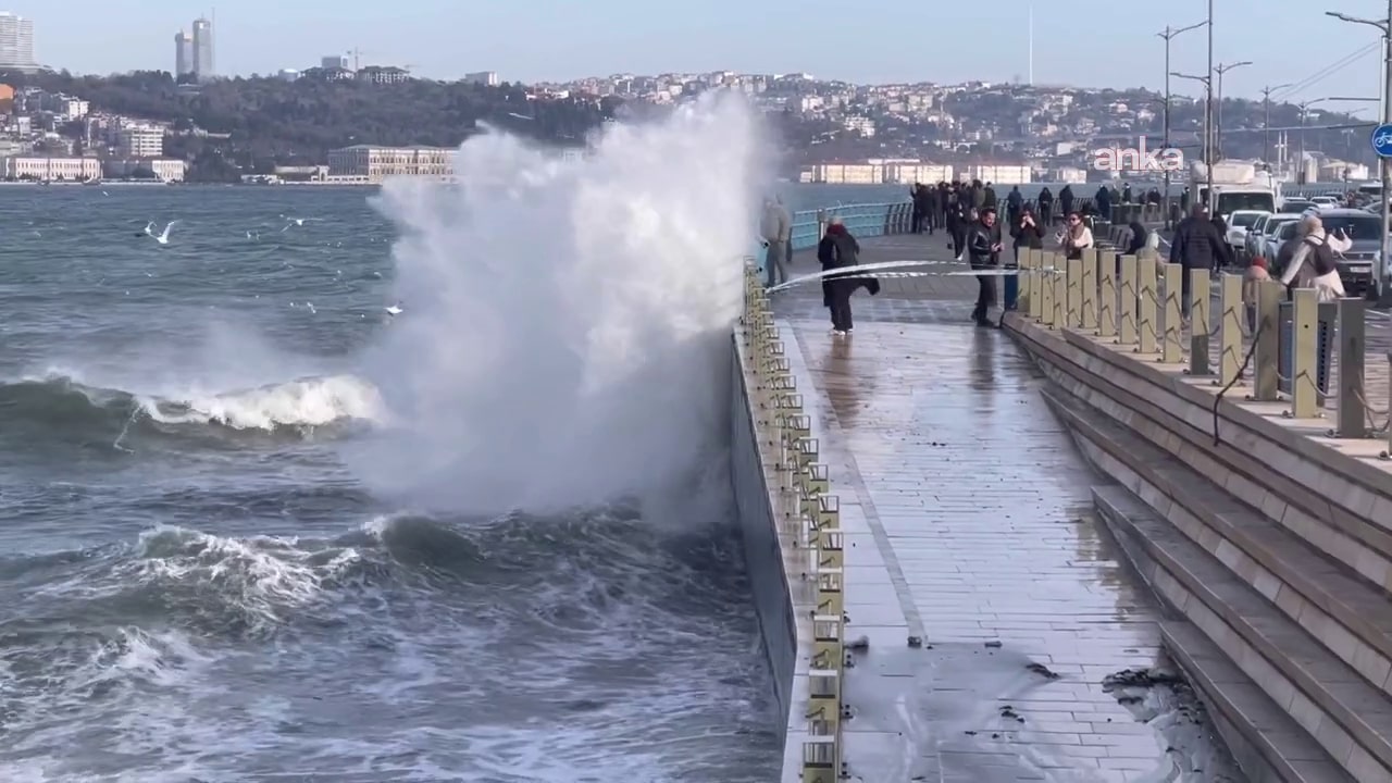 İstanbul’da fırtına şiddetinde lodos: Dalgalar 10 metreye ulaştı