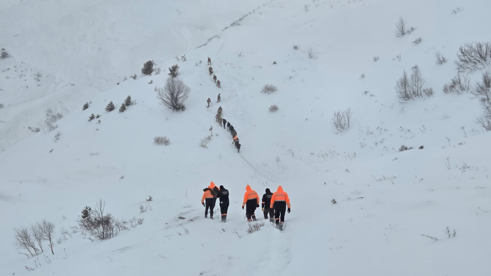 Artvin’de çığ altında kalan 2 kişiyi arama çalışmaları sürüyor