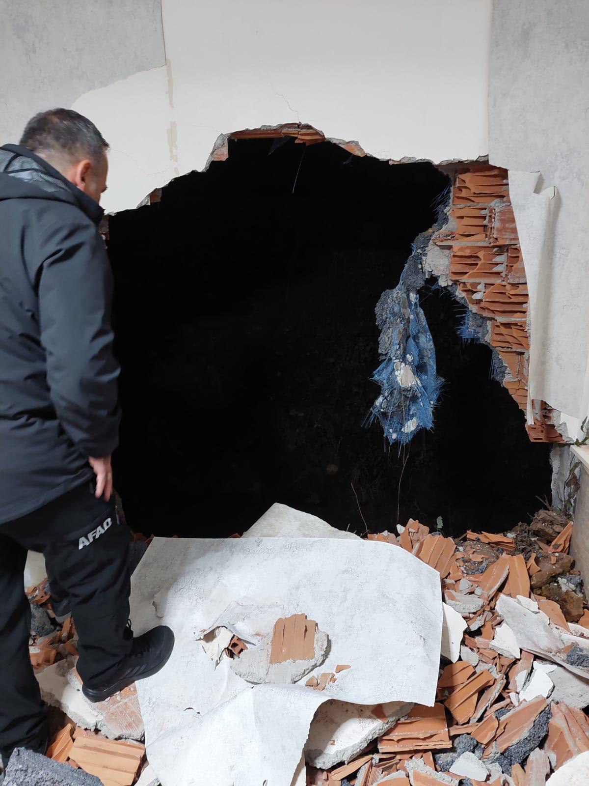 Trabzon’da toprak kaymasında hasar gören 6 katlı bina tahliye edildi