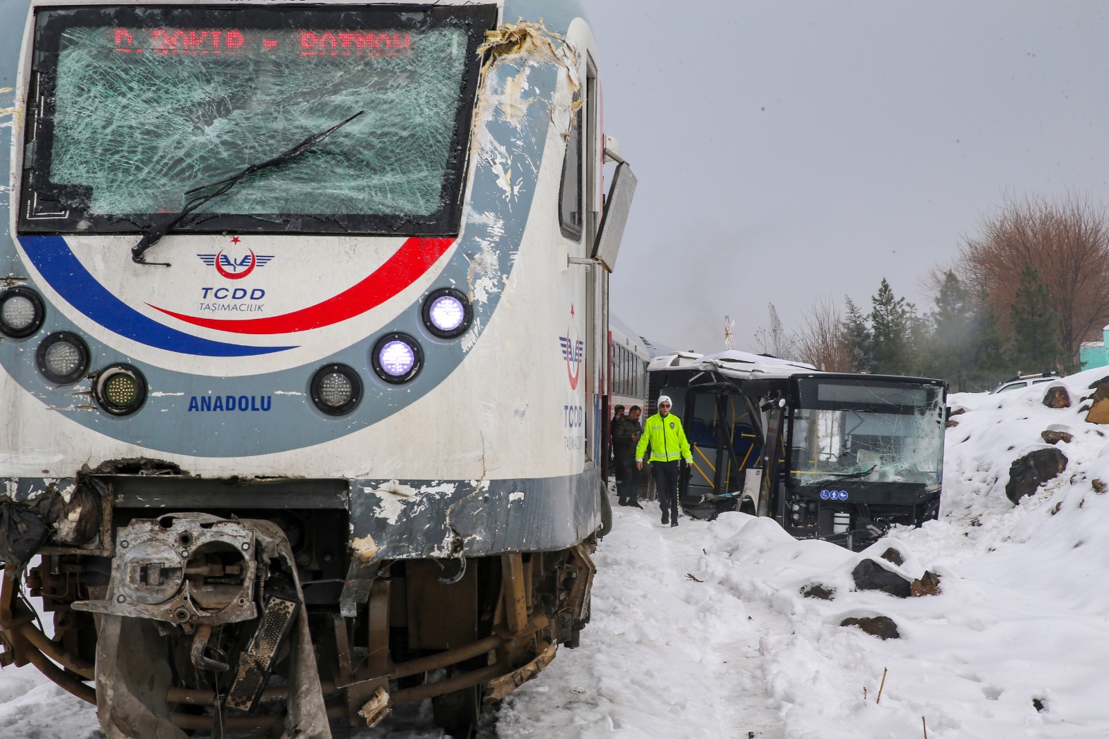 Diyarbakır’da tren ve otobüs çarpıştı
