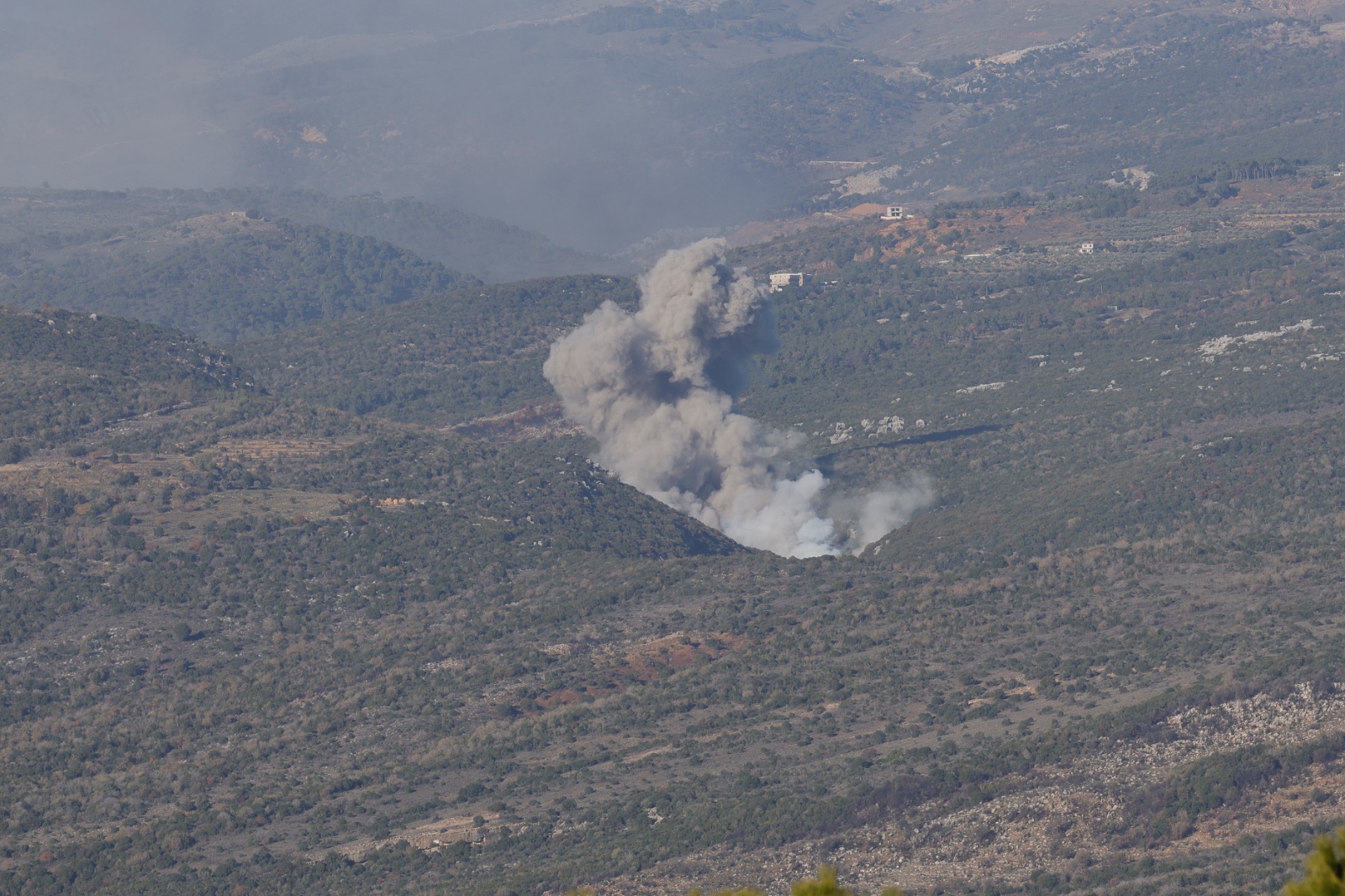 İsrail ordusundan Lübnan’ın güneyine bir saatte 10’dan fazla saldırı