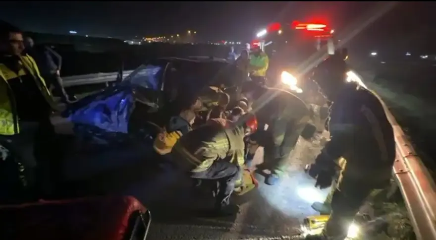 Bursa’da kontrolden çıkan araba bariyere çarptı: 2 ağır yaralı