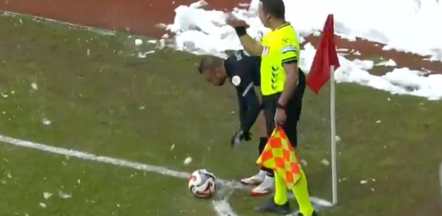 Amedspor-Sivasspor maçında Amedsporlu oyuncuya kar topu fırlatıldı