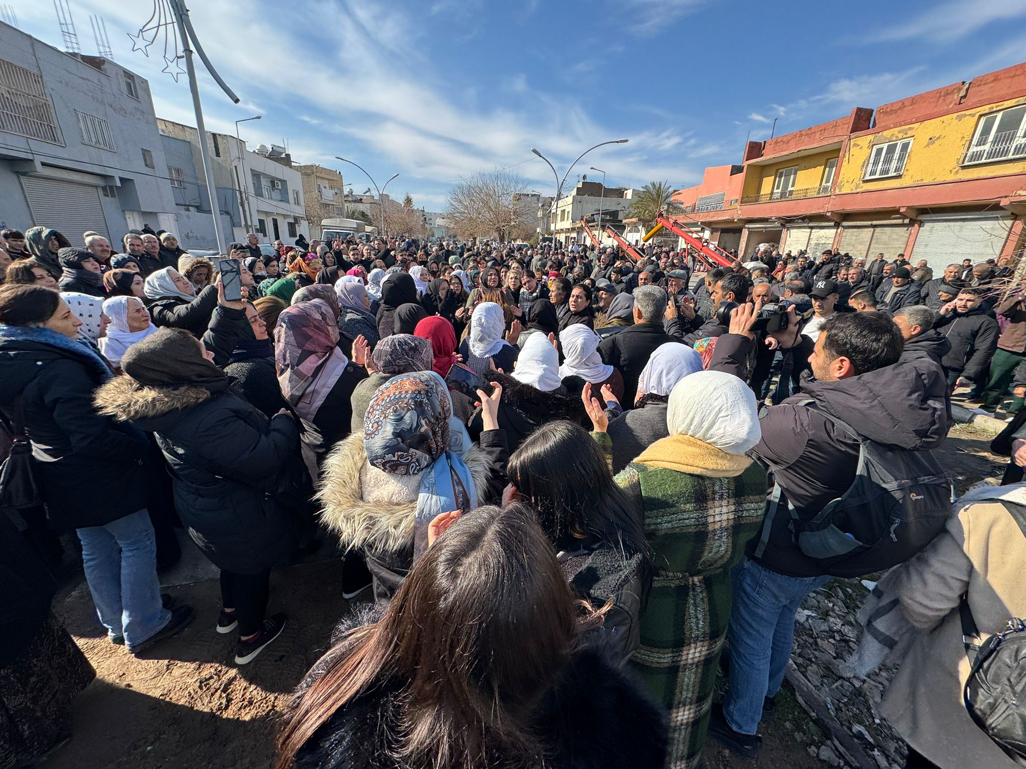 🔴DEM Parti grup toplantısını Kuzey ve Doğu Suriye sınırındaki Nusaybin’e yapıyor