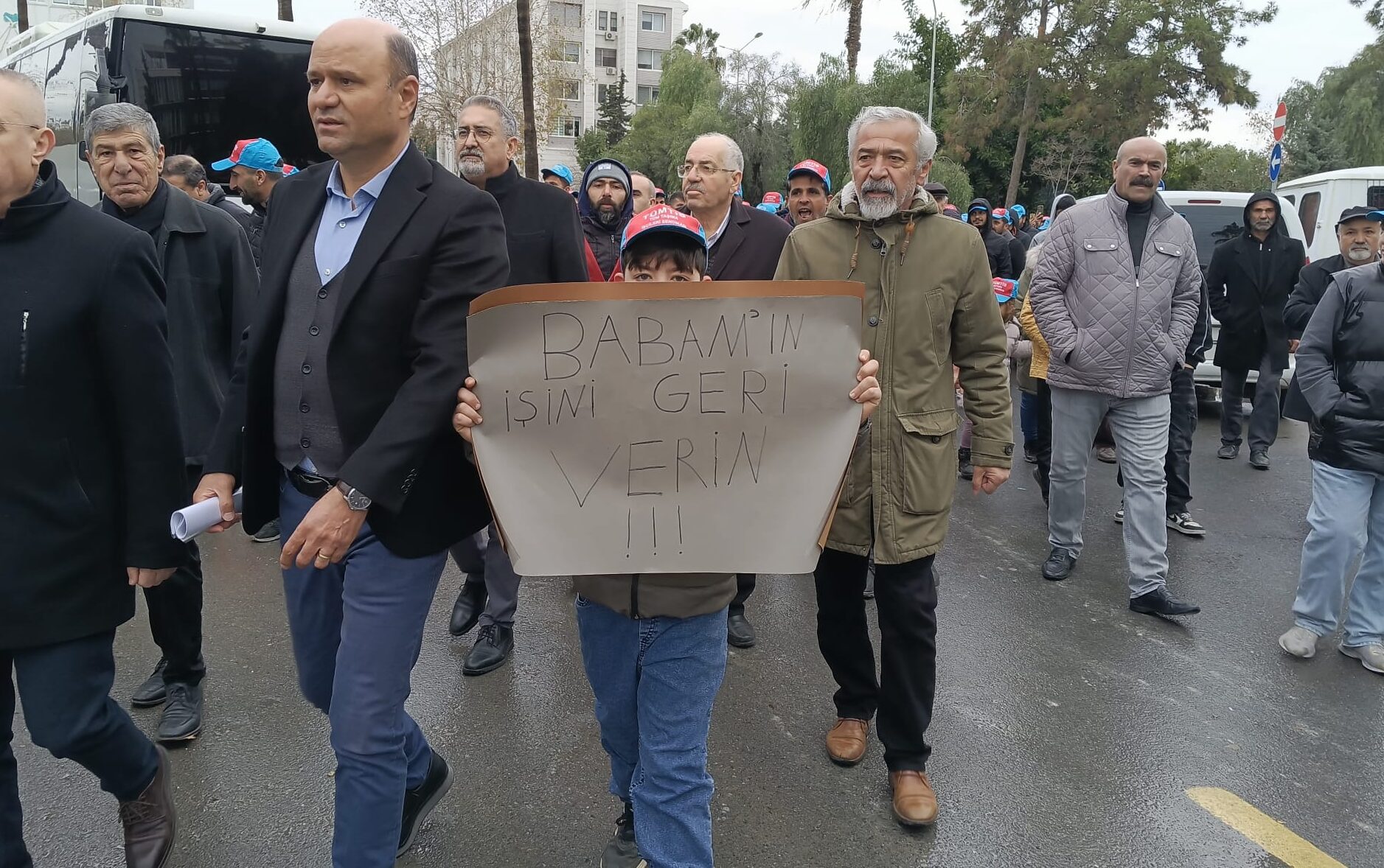 Mersin’de sendikaya üye olan liman işçileri eylemde