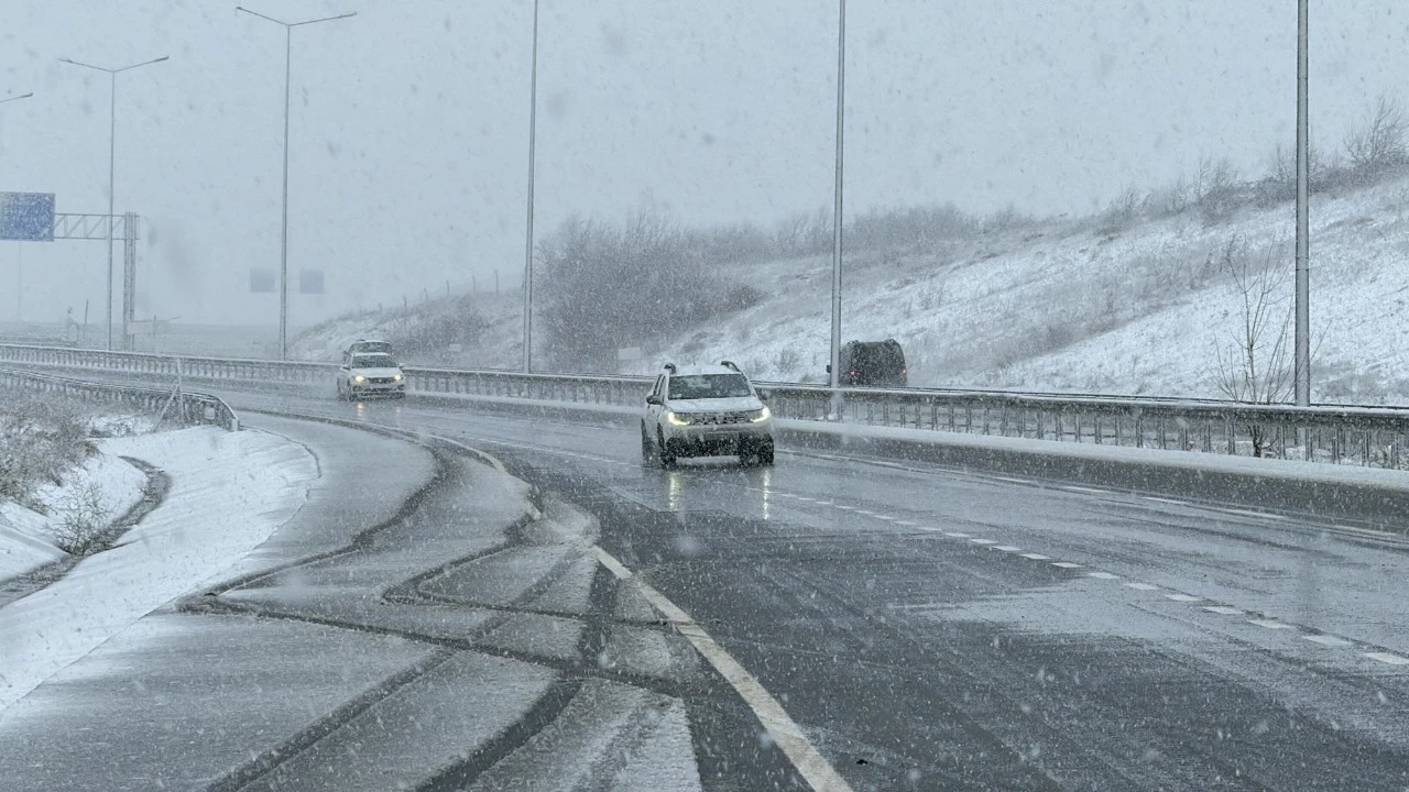 İstanbul’da kar yağışı etkisini artırdı